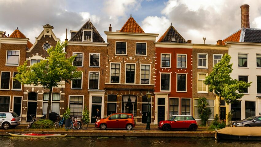 a group of cars parked in front of a building