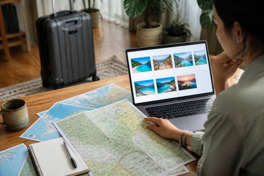 Vakantieplannen met laptop en reisdocumenten om reizen en vakanties te vergelijken